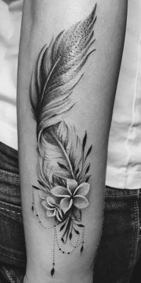 Tatouage plume avec deux fleurs sur le bras